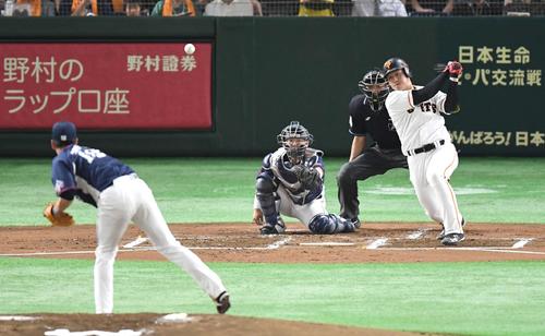 巨人対西武　１回裏巨人２死二塁、中前適時打を放つ岡本。投手多和田（撮影・鈴木みどり）