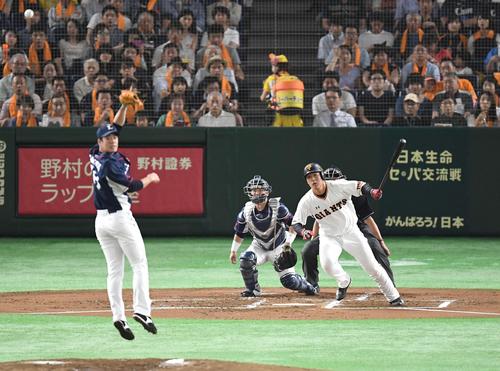 巨人対西武　１回裏巨人２死二塁、中前適時打を放つ岡本。投手多和田（撮影・鈴木みどり）
