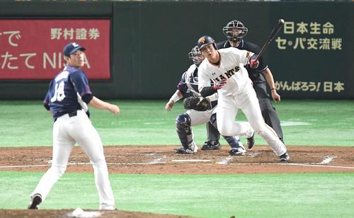 巨人対西武　３回裏巨人１死一、二塁、中前適時打を放つ岡本。投手多和田（撮影・鈴木みどり）