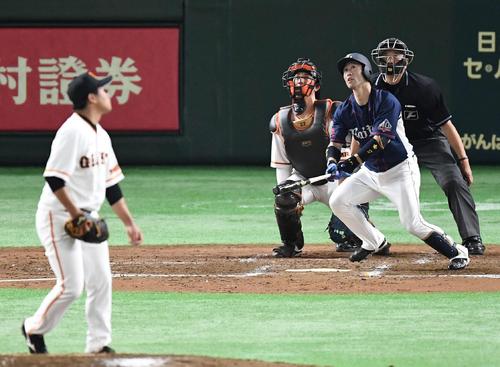 巨人対西武　４回表西武１死、右越えソロ本塁打を放つ外崎。投手田口（撮影・鈴木みどり）
