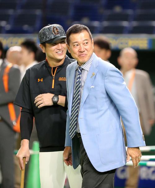 巨人対西武　巨人の練習中、笑顔を見せる巨人高橋監督（左）と原氏（撮影・鈴木正人）