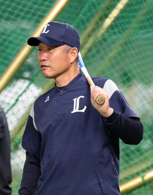 巨人対西武　巨人の練習を見つめる西武 辻 監督（撮影・鈴木正人）