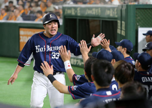 ４回表西武１死二塁、外崎の左前適時打で山川が生還しベンチ前で喜ぶ（撮影・鈴木正人）