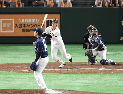９回裏巨人１死満塁、サヨナラの右前適時打を放つ大城。投手増田（撮影・鈴木みどり）