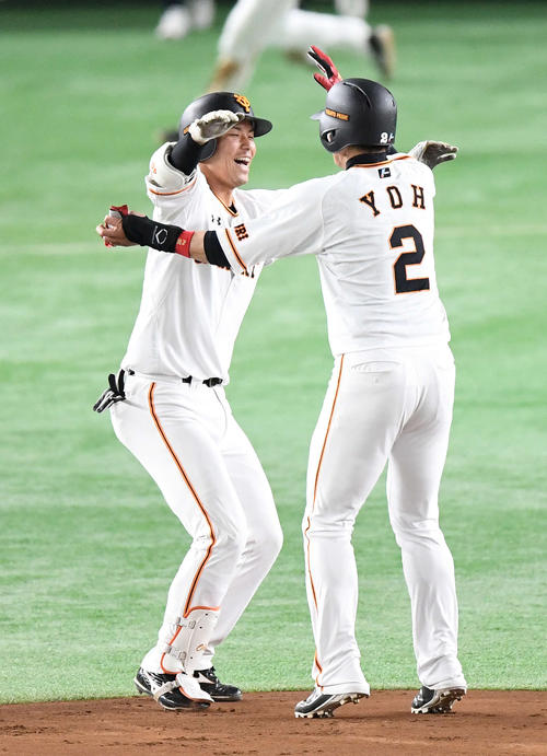 サヨナラ打を放った大城（左）は陽と笑顔でハグ（撮影・鈴木みどり）
