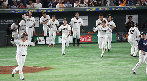 サヨナラ打を放った大城（左手前）のもとに笑顔で駆け寄る坂本勇（右から５人目）ら巨人ナイン（撮影・鈴木みどり）