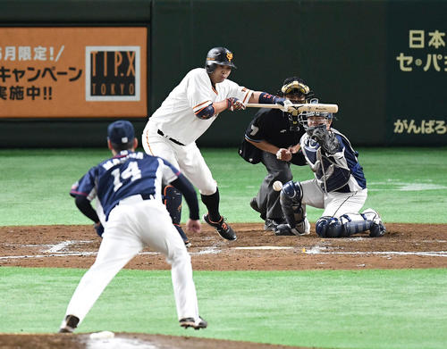 ９回裏巨人無死一塁、送りバントを決める阿部。投手増田（撮影・鈴木みどり）