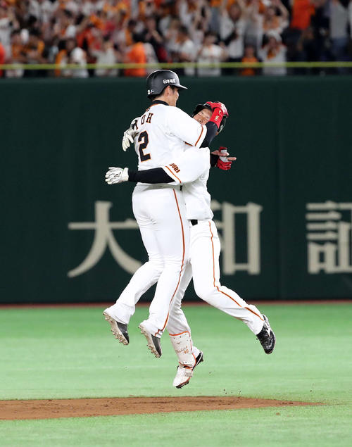 大城（右）は適時打を放ちサヨナラ、陽と抱き合い喜ぶ（撮影・鈴木正人）