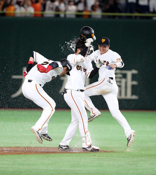 大城（中央）に水をかける巨人坂本勇（右）左は陽（撮影・鈴木正人）