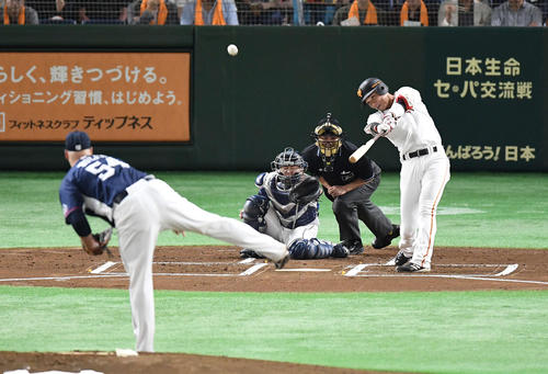 巨人対西武　１回裏巨人無死、先制の右越えソロ本塁打を放つ坂本勇。投手ウルフ（撮影・鈴木みどり）