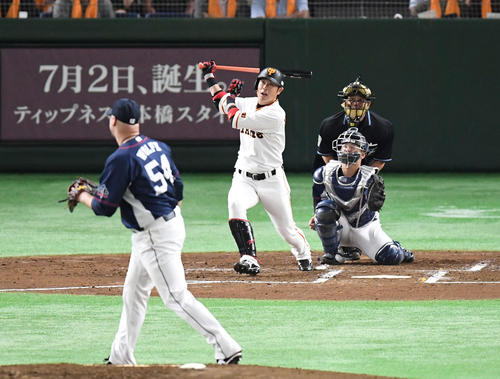 巨人対西武　２回裏巨人１死、右越えソロ本塁打を放つ亀井。投手ウルフ（撮影・鈴木みどり）