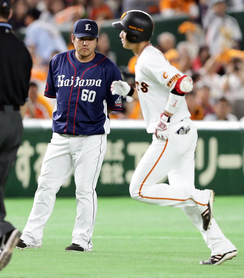 １回裏巨人無死、坂本勇（手前）に右翼に先頭打者本塁打を許し。走塁を見つめる中村（撮影・浅見桂子）