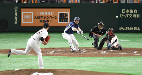 ３回表西武２死二塁、左前適時打を放つ秋山。投手内海（撮影・鈴木みどり）