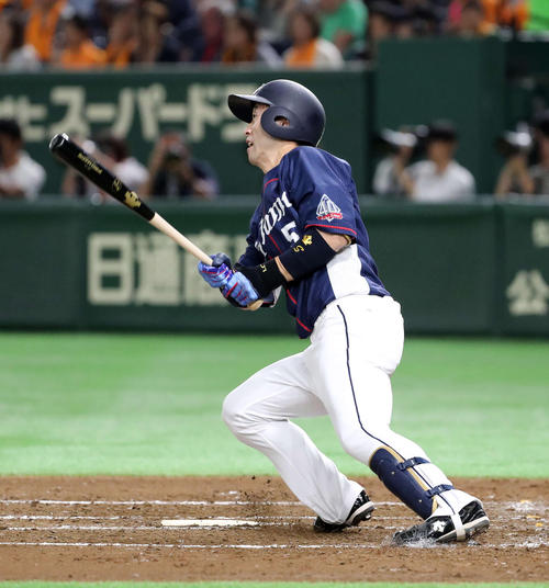 ４回表西武１死二塁、外崎は左前適時打を放つ（撮影・鈴木正人）