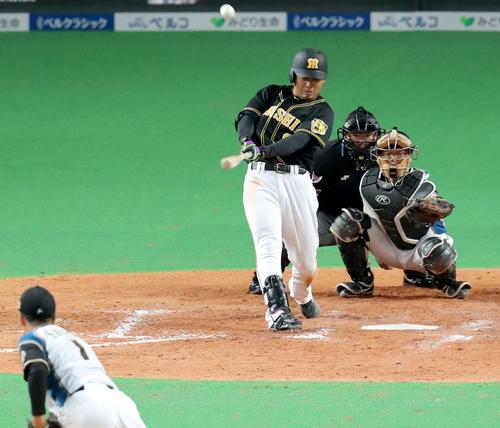 日本ハム対阪神 4回表阪神1死二、三塁、高山は右越え3点本塁打を放つ(撮影・佐藤翔太)