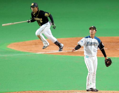 日本ハム対阪神 4回表阪神1死二、三塁、高山(左奥)に右越え3点本塁打を浴びる日本ハム斎藤(撮影・佐藤翔太)