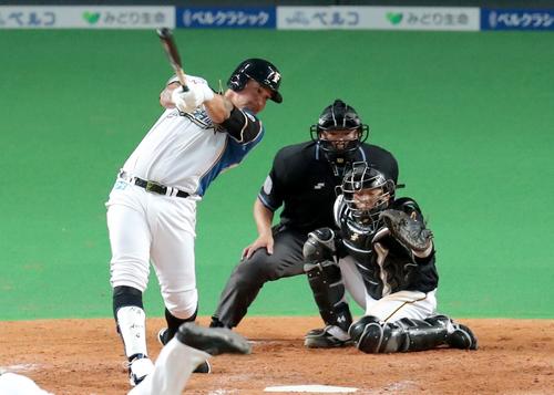 日本ハム対阪神 4回裏日本ハム1死二塁、アルシアは左越え適時二塁打を放つ(撮影・佐藤翔太)