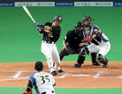 日本ハム対阪神 8回表阪神無死一塁、糸原は適時二塁打を放つ(撮影・佐藤翔太)