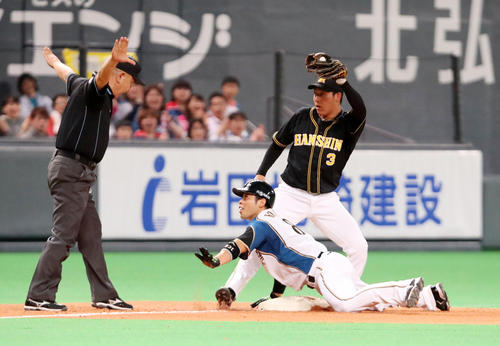 日本ハム対阪神 8回裏日本ハム無死一、二塁、近藤は中越え適時三塁打を放ちヘッドスライディングする、右は大山(撮影・加藤哉)