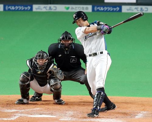 日本ハム対阪神 8回裏日本ハム無死一、三塁、大田は右前適時打を放つ(撮影・佐藤翔太)
