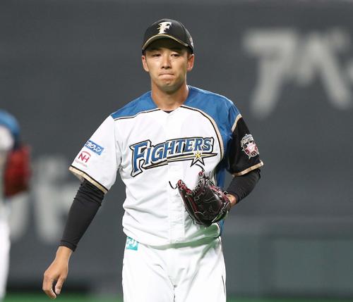 日本ハム対阪神 4回に5失点し渋い表情でベンチに戻る斎藤(撮影・黒川智章)