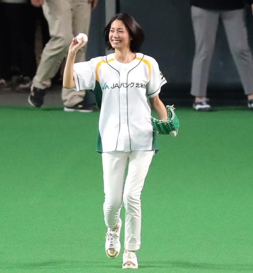 日本ハム対阪神 試合前、始球式を務めた女優の松下奈緒(撮影・佐藤翔太)