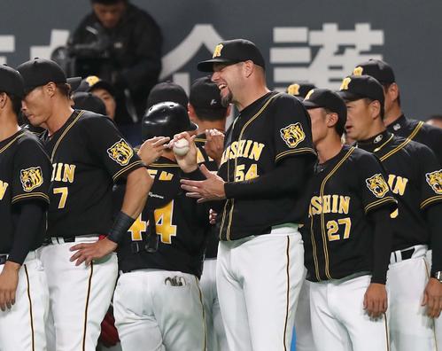 日本ハム対阪神 試合後、ウイニングボールをもらい笑顔のメッセンジャー(撮影・黒川智章)