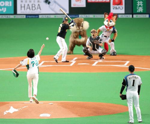 日本ハム対阪神 試合前、始球式を務めた女優の松下奈緒(撮影・佐藤翔太)
