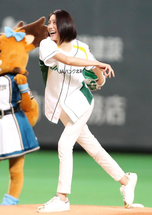 日本ハム対阪神 始球式を行う松下奈緒(撮影・加藤哉)