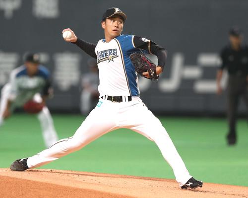 日本ハム対阪神 日本ハム先発の斎藤(撮影・黒川智章)