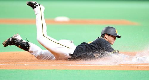日本ハム対阪神 2回表阪神2死二、三塁、梅野は遊ゴロ適時内野安打を放つ(撮影・加藤哉)