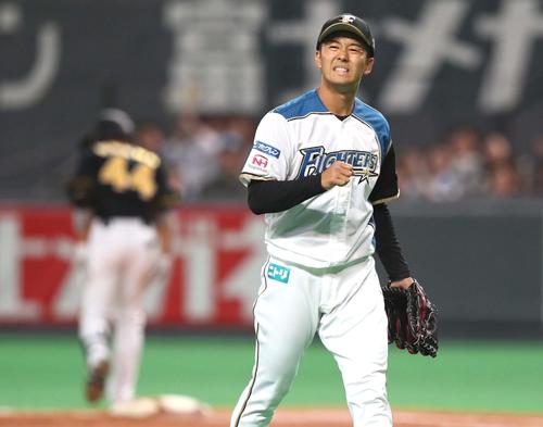日本ハム対阪神 2回表阪神2死二、三塁、梅野に遊前適時内野安打を浴び悔しがる斎藤(撮影・黒川智章)