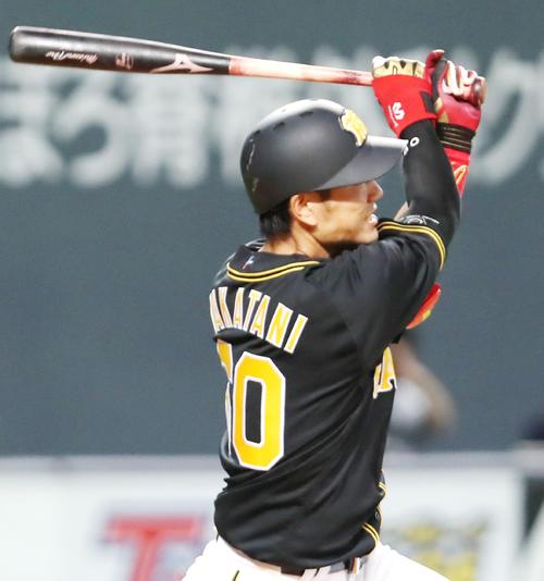 日本ハム対阪神 3回表阪神1死満塁、中谷は左飛を放ち犠飛とする(撮影・加藤哉)