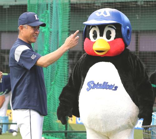 西武対ヤクルト　試合前、つば九郎（右）と笑顔で話す西武辻監督（撮影・鈴木正人）