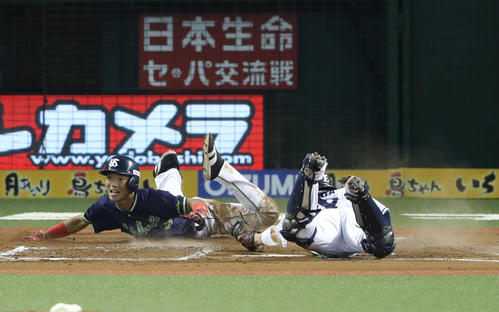 西武対ヤクルト　３回表ヤクルト無死二塁、井野の内野安打で守備がもたつく間に一気に生還した西浦。捕手岡田（撮影・河野匠）