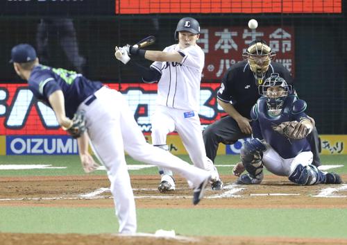西武対ヤクルト　６回裏西武２死満塁、ブキャナンから適時打を放つ源田（撮影・河野匠）