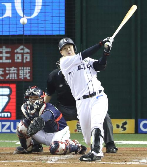 西武対ヤクルト８回裏西武２死三塁、適時中前打を放つ浅村（撮影・河野匠）