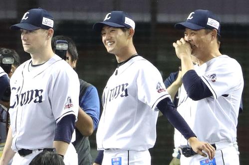 西武対ヤクルト　ヤクルトを下しプロ初勝利となった今井（中央）は笑顔でナインを迎える（撮影・河野匠）