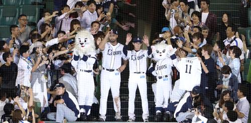ヤクルトを下しプロ初勝利となった西武今井（中央右）はメヒア（同左）とともにファンの歓声に応えて引き揚げる（撮影・河野匠）