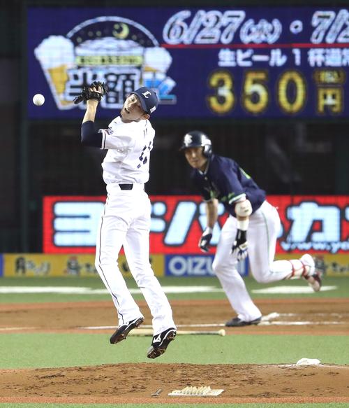 西武対ヤクルト　３回表ヤクルト無死二塁、井野の打球に飛びつくも捕球できず内野安打を許す今井（撮影・河野匠）