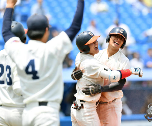 白鴎大対東北福祉大 タイブレーク10回裏東北福祉大無死満塁、サヨナラ勝ちし喜ぶ東北福祉大ナイン(撮影・滝沢徹郎)