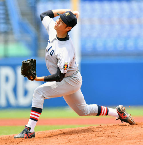 慶大対東日本国際大 先発で力投する慶大・菊池(撮影・滝沢徹郎)