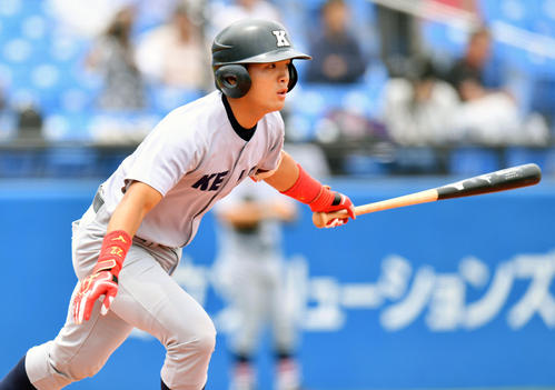 慶大対東日本国際大 1回表慶大1死一、二塁、郡司は右前適時打を放つ(撮影・滝沢徹郎)