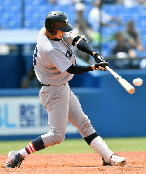 慶大対東日本国際大 5回表慶大2死二、三塁、嶋田は左越え3点本塁打を放つ(撮影・滝沢徹郎)