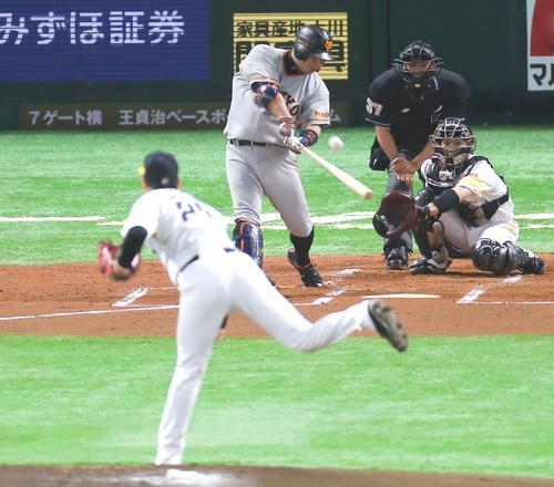 ソフトバンク対巨人　２回表巨人１死、右越え本塁打を放つ阿部（撮影・菊川光一）