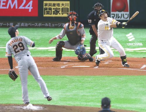 ソフトバンク対巨人　２回裏ソフトバンク２死一塁、左越え２点本塁打を放つ松田（撮影・菊川光一）
