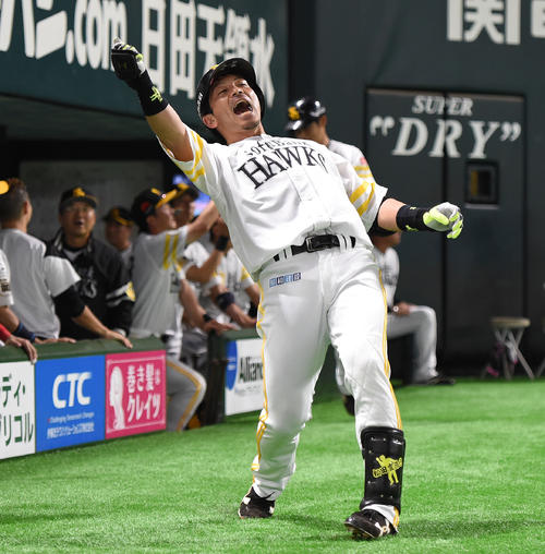 ソフトバンク対巨人　２回裏ソフトバンク２死一塁、松田宣浩は左越えに逆転の２点本塁打を放ちナインに迎えられ「熱男」と雄たけびを上げる（撮影・今浪浩三）