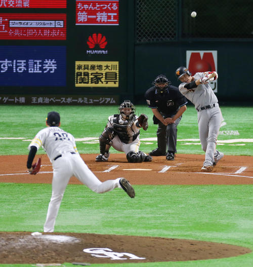 ソフトバンク対巨人　６回表巨人無死、坂本勇人は左中間に本塁打を放つ（撮影・菊川光一）