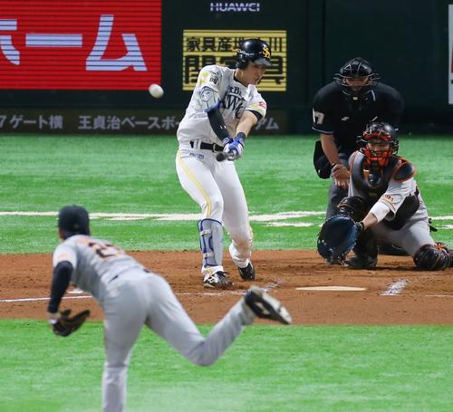 ソフトバンク対巨人　６回裏ソフトバンク２死、上林誠知は右越え本塁打を放つ（撮影・菊川光一）