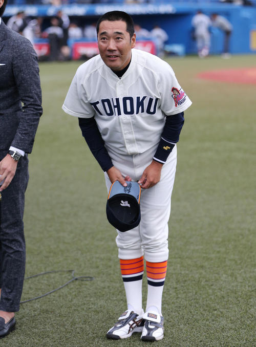 東北福祉大対慶大　慶大に勝ち、決勝進出を決めた東北福祉大・大塚監督はスタンドの関係者にあいさつする（撮影・垰建太）